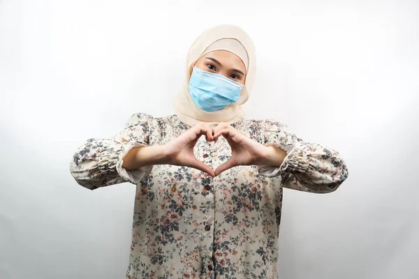 Mulheres Muçulmanas Usando Máscaras Médicas Com Mãos Amor Movimento Corona — Fotografia de Stock