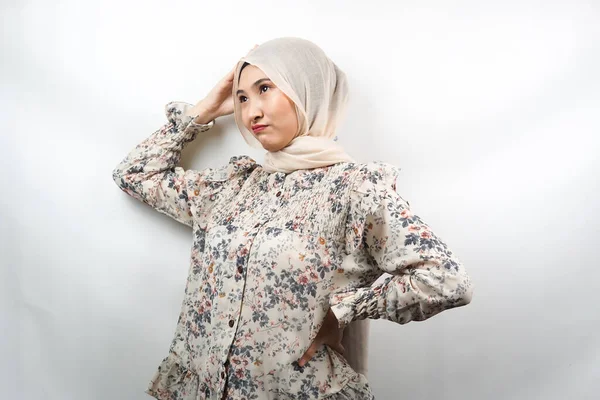 美しい若いアジアのイスラム教徒の女性は めまい 問題がある 落ち込んで 手を頭の白い背景に孤立保持と強調した — ストック写真