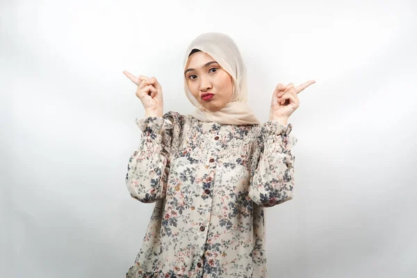 Schöne Asiatische Junge Muslimin Mit Tränendem Mund Die Hand Zeigt — Stockfoto