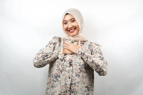 美しい若いアジアのイスラム教徒の女性は驚きと陽気笑みを浮かべて 手の胸を保持し 興奮し 期待していない 白い背景に隔離されたカメラを見て — ストック写真