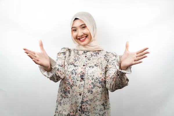 Bonita Jovem Asiático Muçulmano Mulher Sorrindo Alegremente Com Braços Abertos — Fotografia de Stock