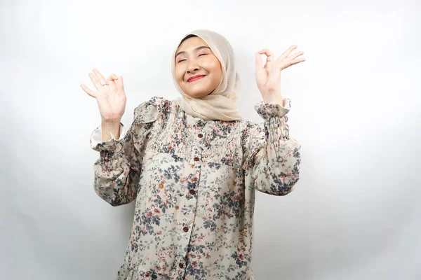 Mulher Muçulmana Jovem Bonita Com Mãos Meditando Sinal Sorrindo Confortável — Fotografia de Stock