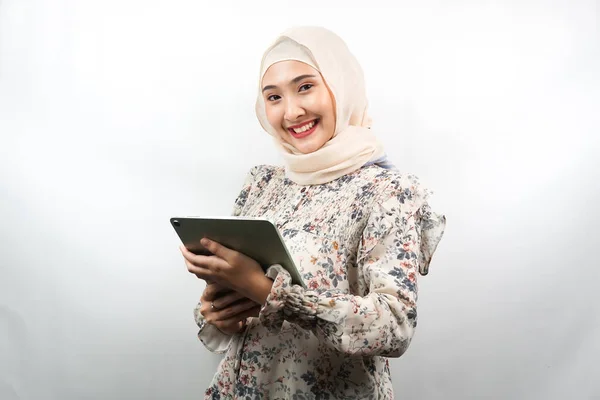 Hermosa Joven Asiática Musulmana Mujer Sonriendo Emocionado Alegre Celebración Tableta —  Fotos de Stock