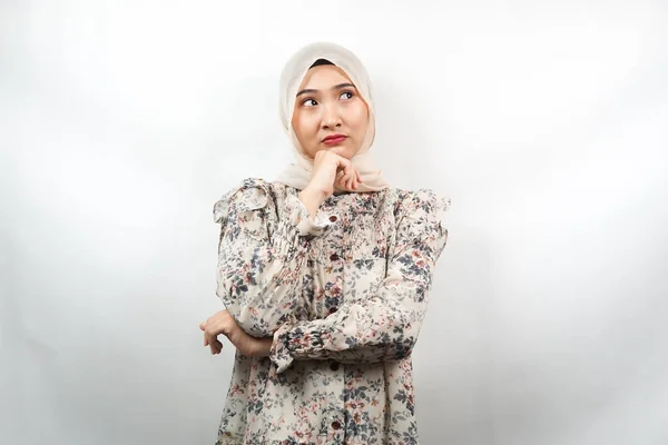 美しいアジアの若いイスラム教徒の女性の思考は 問題は 奇妙な感じ 何かが間違っている 解決策を探して 白い背景に孤立している — ストック写真