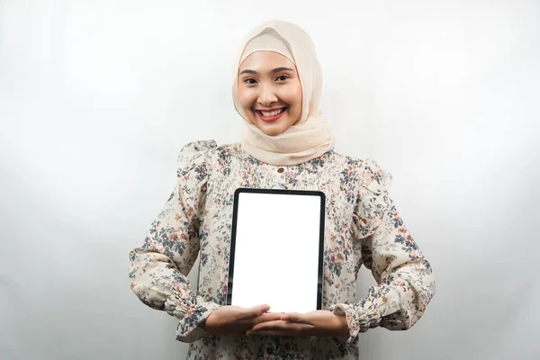 Красива Молода Азіатська Мусульманка Посміхається Схвильована Весела Тримає Планшет Білим — стокове фото