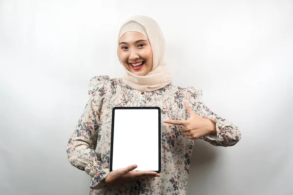 Красивая Молодая Азиатская Мусульманка Улыбается Взволнованно Весело Держит Планшет Белым — стоковое фото