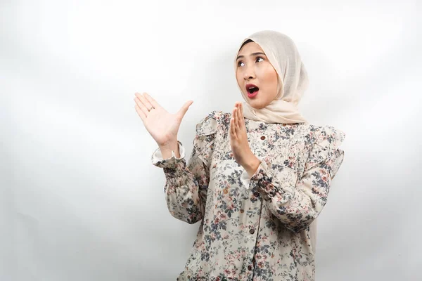 Vacker Ung Asiatisk Muslimsk Kvinna Chockad Förvånad Wow Uttryck Tittar — Stockfoto