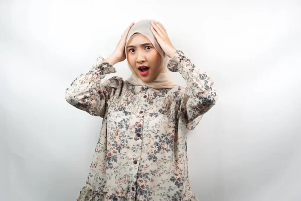 Hermosa Joven Asiático Musulmán Mujer Shocked Sorprendida Wow Expresión Manos —  Fotos de Stock