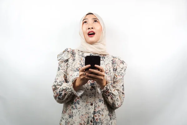 Smuk Ung Asiatisk Muslimsk Kvinde Chokeret Overrasket Wow Udtryk Håndholdt - Stock-foto