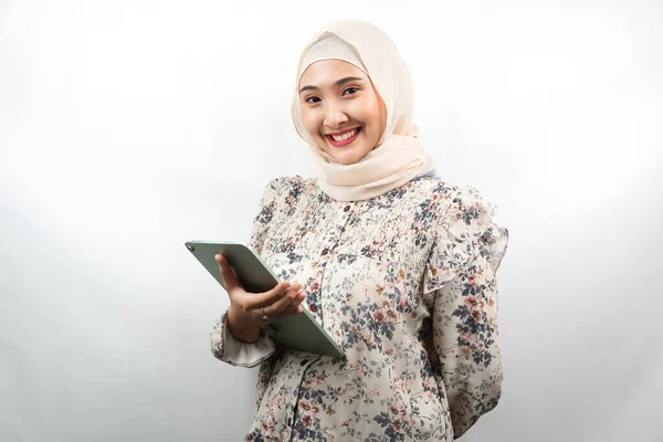 Красива Молода Азіатська Мусульманська Бізнес Леді Впевнена Посміхається Руками Тримаючи — стокове фото