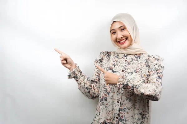 美しい若いアジアのイスラム教徒の女性は自信に満ちた 熱狂的で明るい笑顔で手で空のスペースを指している白い背景に孤立したカメラに直面している何かを提示し 広告コンセプト — ストック写真