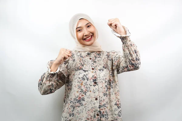 美しい若いアジアのイスラム教徒の女性は 自信を持って笑顔 熱狂的かつ手で明るく 成功の兆候 パンチ 恐れていない 白の背景に隔離された — ストック写真