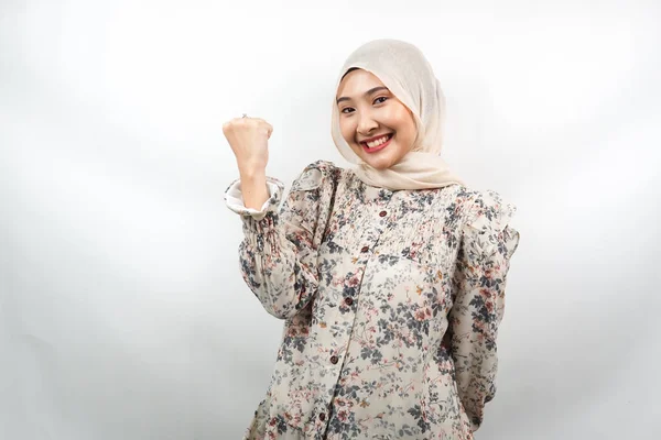 美しい若いアジアのイスラム教徒の女性が自信を持って笑みを浮かべて 熱狂的かつ手で明るく 成功の兆候をきれいに パンチ 恐れていない 白の背景に隔離された — ストック写真