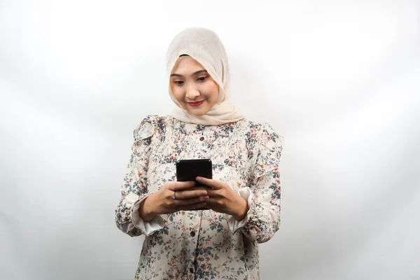 Vakker Asiatisk Ung Muslimsk Kvinne Med Smarttelefon Isolert Hvit Bakgrunn – stockfoto