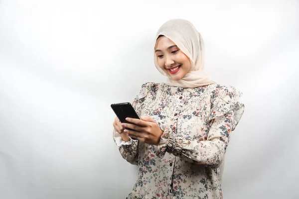 Bella Giovane Donna Musulmana Asiatica Sorridente Con Fiducia Tenendo Smartphone — Foto Stock