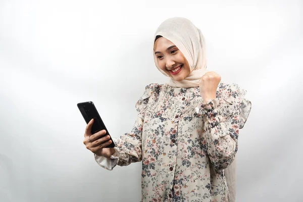 Красивая Молодая Азиатская Мусульманка Улыбается Уверенно Восторженно Весело Руками Держа — стоковое фото