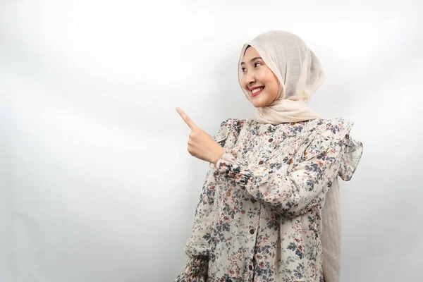 美しいアジアの若いイスラム教徒の女性手が空の空間を指して何かを提示し 自信を持って笑顔 熱狂的 空の空間に直面して 白い背景に隔離され 広告コンセプト — ストック写真