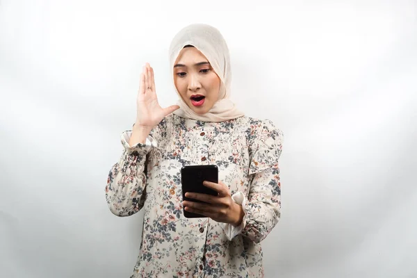 Красивая Молодая Азиатская Мусульманка Шокирована Удивлена Руками Держащими Смартфон Глядя — стоковое фото