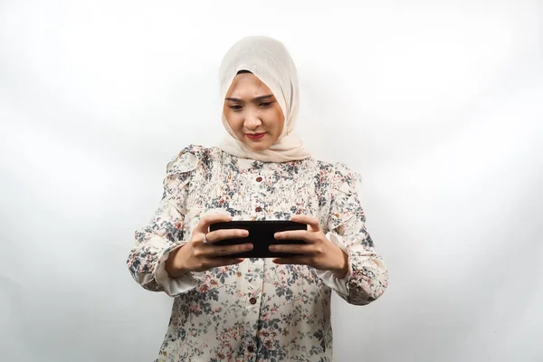 手を握ってスマートフォンを持つ美しいアジアの若いイスラム教徒の女性 ゲームをする 悲しい 不幸な 白い背景に孤立 広告コンセプト — ストック写真