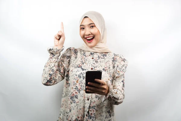 Красива Молода Азіатська Мусульманка Посміхається Шокує Здивована Отримує Ідею Руками — стокове фото