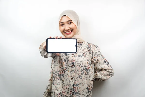 Красива Молода Азіатська Мусульманка Посміхається Впевнено Захоплююче Весела Руками Тримає — стокове фото