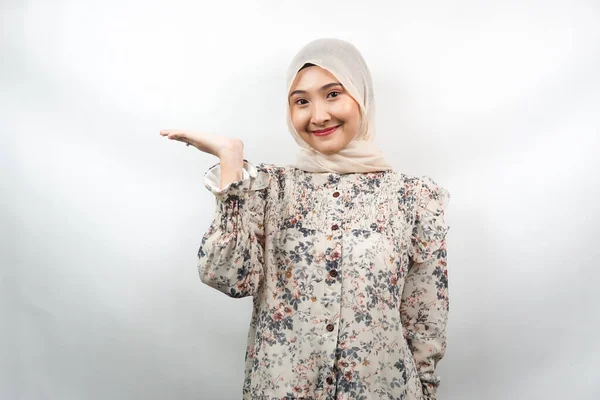 Wanita Muslim Asia Muda Yang Cantik Dengan Tangan Menunjukkan Dan — Stok Foto