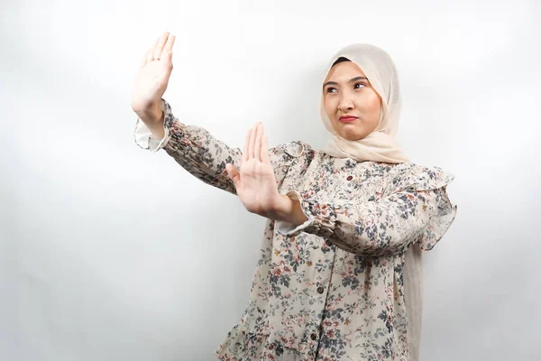 Linda Asiática Jovem Muçulmano Mulher Com Mão Rejeitando Algo Mão — Fotografia de Stock
