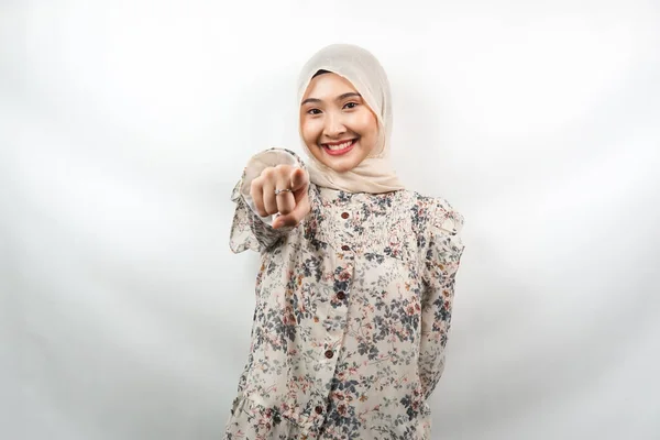 手がカメラを指していると美しい若いアジアのイスラム教徒の女性 あなたを指して あなたと一緒になりたい 自信を笑顔 熱狂的で陽気 カメラに直面して 白い背景に孤立 広告コンセプト — ストック写真
