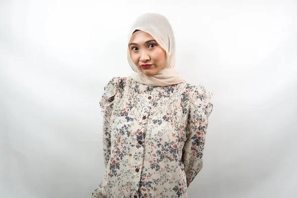 美しい若いアジアのイスラム教徒の女性の口の散水 ショックを受け 目を大きく開いて 白い背景に隔離された — ストック写真