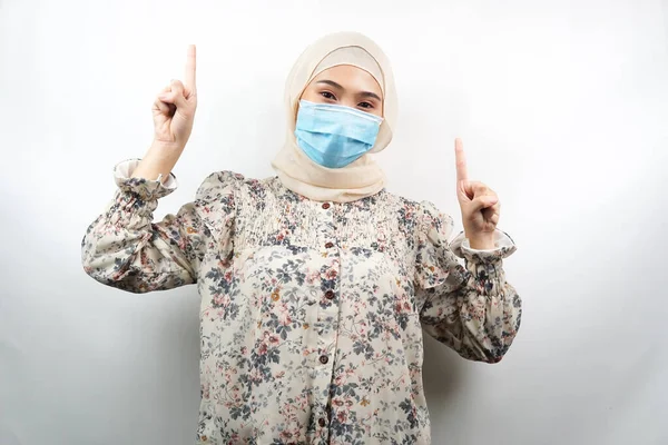 Mulher Muçulmana Usando Máscara Médica Mão Apontando Para Espaço Vazio — Fotografia de Stock