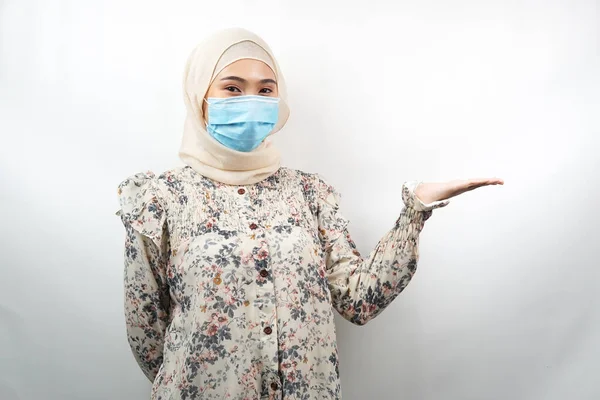 Donna Musulmana Con Maschera Medica Mani Che Presentano Qualcosa Nello — Foto Stock