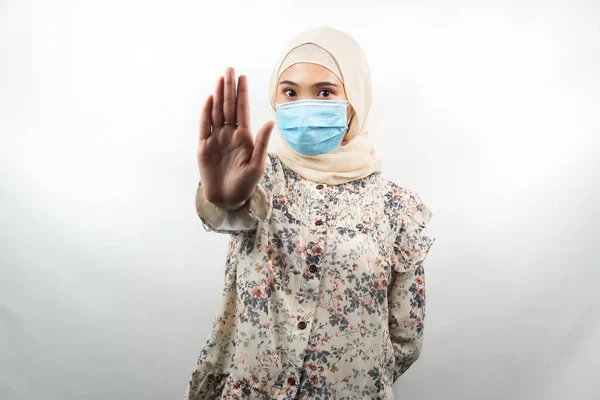 Mulher Muçulmana Usando Máscara Médica Com Mão Sinal Parada Mão — Fotografia de Stock