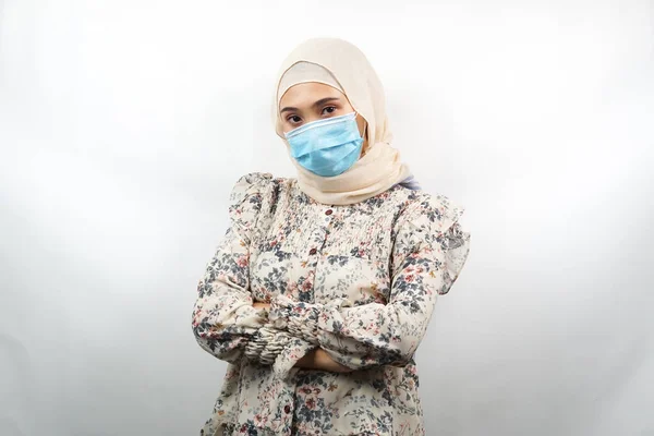 Mulher Muçulmana Usando Máscara Médica Confiante Animado Isolado Fundo Branco — Fotografia de Stock