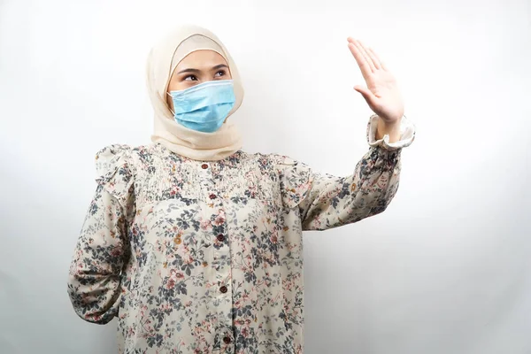 Muselman Kvinna Bär Medicinsk Mask Med Hand Avvisa Något Hand — Stockfoto