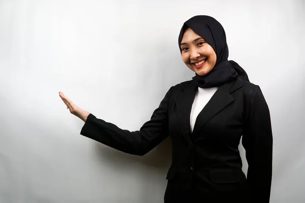 Piękna Młoda Azjatycka Muzułmanka Biznesowa Pewna Siebie Uśmiechnięta Otwartymi Ramionami — Zdjęcie stockowe