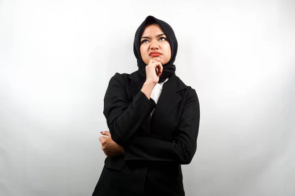 Όμορφη Ασιάτισσα Νεαρή Μουσουλμάνα Επιχειρηματίας Σκέφτεται Ψάχνει Για Ιδέες Ψάχνει — Φωτογραφία Αρχείου