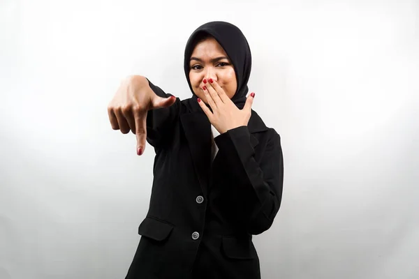 Schöne Junge Muslimische Geschäftsfrau Mit Händchendeckendem Mund Hand Zeigt Nach — Stockfoto