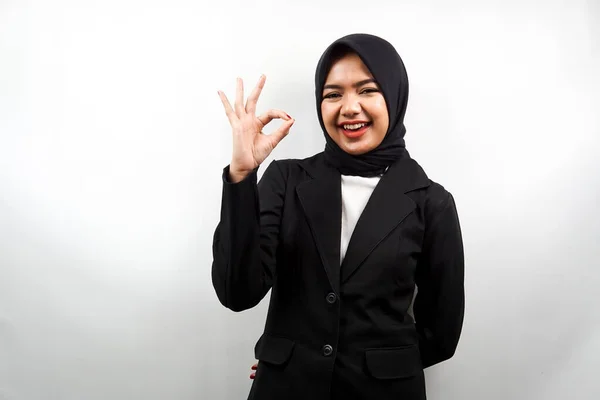 Όμορφη Ασιατική Νεαρή Μουσουλμάνα Επιχειρηματίας Χέρια Που Δείχνουν Σημάδι Καλή — Φωτογραφία Αρχείου