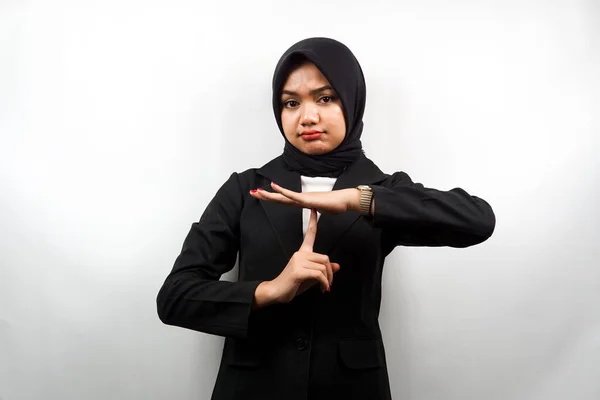 Wanita Pengusaha Muslim Muda Asia Cantik Dengan Tangan Yang Menunjukkan — Stok Foto