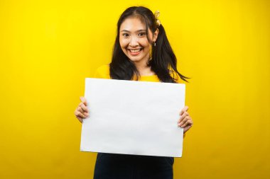 Güzel ve sevimli genç bir kadın boş afiş, pankart, beyaz tahta, boş tabela, beyaz reklam panosu, fotokopi alanında bir şey sunan, promosyon.
