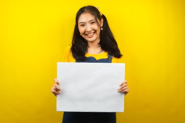Güzel ve sevimli genç bir kadın boş afiş, pankart, beyaz tahta, boş tabela, beyaz reklam panosu, fotokopi alanında bir şey sunan, promosyon.