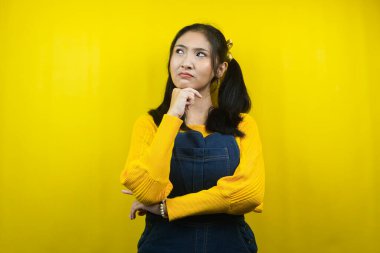 Güzel ve tatlı genç bir kadın düşünüyor, fikirler arıyor, çözümler arıyor, izole edilmiş.