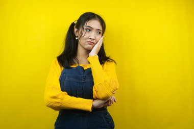 Düşünen, stresli, depresyonda olan güzel ve tatlı genç bir kadın. Bir sürü sorun, fikir ve çözüm arayan, izole edilmiş.