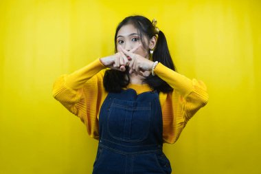 Elleri havada, güzel ve tatlı bir genç bayan. Elleri ağızda, gürültü yapmayın, lütfen sessiz olun, izole olun.