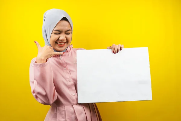 Hübsche Junge Muslimische Frau Hält Fröhlich Leere Transparente Plakate Weiße — Stockfoto