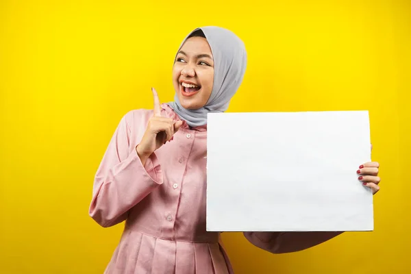 Mujer Musulmana Bastante Joven Alegre Sosteniendo Banner Vacío Blanco Pancarta —  Fotos de Stock