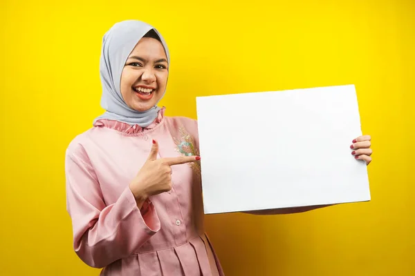 Ładna Młoda Muzułmanka Radosna Trzymająca Pusty Sztandar Tabliczkę Tablicę Tablicę — Zdjęcie stockowe