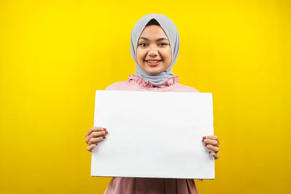 Hübsche Junge Muslimische Frau Hält Fröhlich Leere Transparente Plakate Weiße — Stockfoto