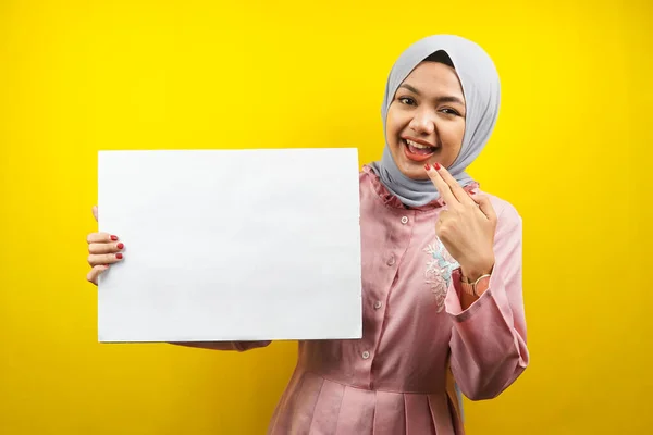 Mulher Muçulmana Muito Jovem Alegre Segurando Banner Vazio Branco Cartaz — Fotografia de Stock