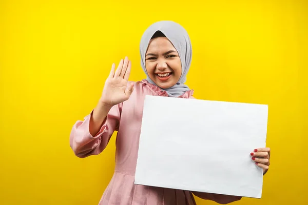 Mujer Musulmana Bastante Joven Alegre Sosteniendo Banner Vacío Blanco Pancarta —  Fotos de Stock